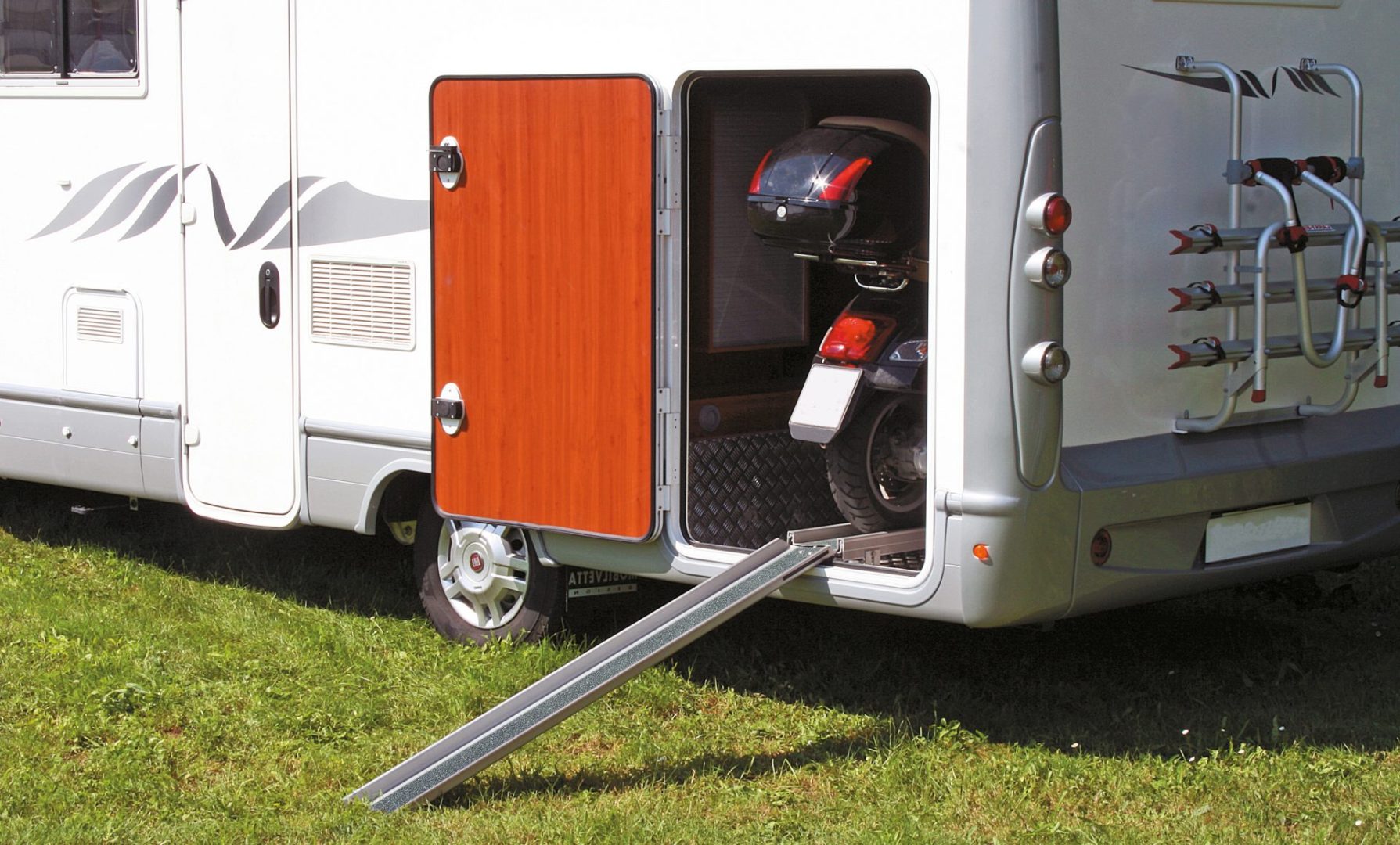 motocicleta electrica en autocaravana