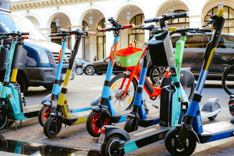 La DGT marca el equipamiento que los usuarios de patinetes eléctricos deben llevar