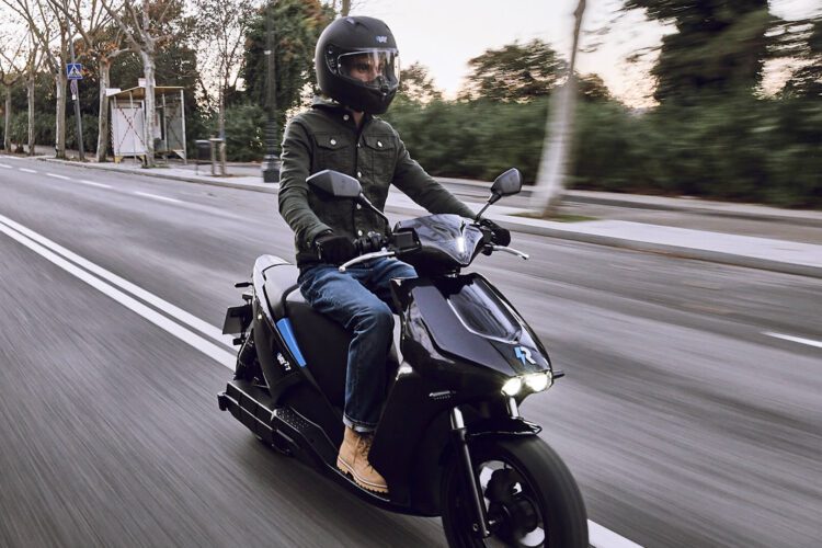 Diferencias al conducir un scooter eléctrico comparado con uno de gasolina