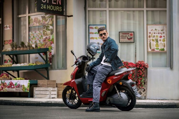 El nuevo Yadea VoltGuard es un scooter eléctrico de rueda alta y equivalente a 125