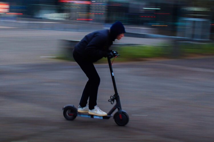 Velocidad máxima permitida por la DGT para tu patinete eléctrico