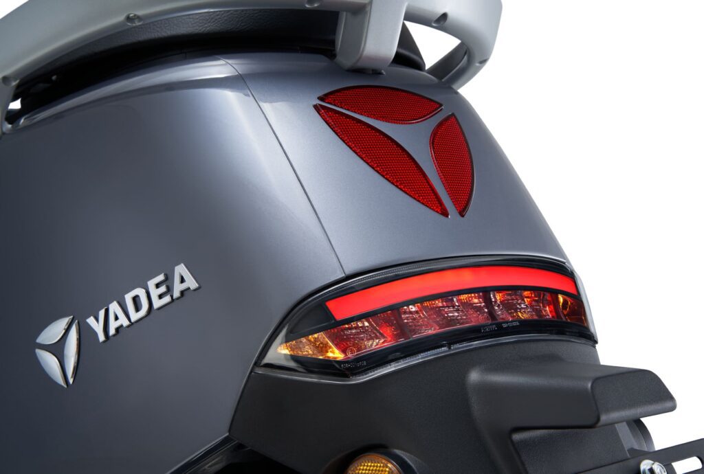 yadea g5s detalle faro trasero 12 1