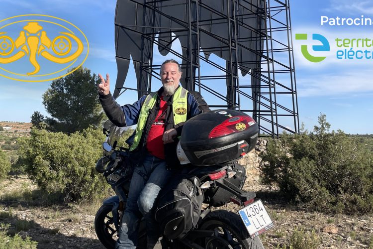 Todos los icónicos Toros de Osborne en España sobre una moto eléctrica